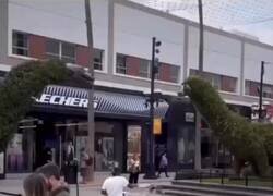 Enlace a Chaval tocando en la calle canciones de Red Hot Chilli Peppers y el batería de la banda lo vio y se sentó a escucharlo