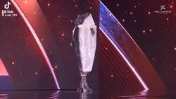 Enlace a Ella salió con su mejor traje de sardina que nadie entiende, toda tierna