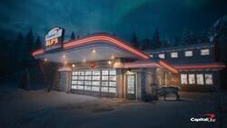 Enlace a John Travolta vuelve a convertirse en Danny Zuko en este anuncio de Navidad