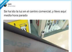 Enlace a Yo esperando que se arregle mi vida con la misma fe que esta escalera, por @ivanczaya