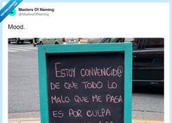 Enlace a Yo tocando madera en Ikea y luego preguntando que por qué no levanto cabeza, por @MastersOfNaming