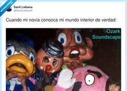 Enlace a Mi terapeuta tomando apuntes a dos manos ahora mismo, por @SantiLiebanaR