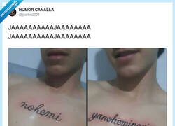 Enlace a El notas que en vez de tapar el tatuaje hizo actualización de estado, por @jcarlos2001