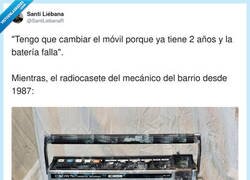 Enlace a Los móviles caducan, el radiocasete sólo cambia de capa de roña, por @SantiLiebanaR