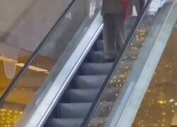 Enlace a 2025 para olvidar: Un hombre se disfraza de Franco por el día de los inocentes en Valencia y la gente gritando