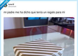 Enlace a Mi padre: te he comprado un regalo. El regalo: la ansiedad con certificado y pilas incluidas, por @luuunasb