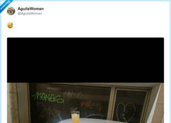 Enlace a El coche: aparcado en doble fila. El cubata: en modo torre de control, por @AguilaWoman