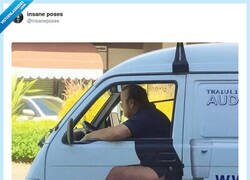 Enlace a Cuando el atasco te pilla en modo “multitarea”, por @insaneposes