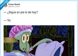Enlace a Sigue en pie, sí… pero yo en modo avión, con la almohada en modo escudo, por @barbie_context