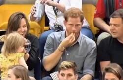 Enlace a Una niña le estaba quitando palomitas al Príncipe Harry y él fingió no darse cuenta para que ella siguiera comiendo, por @ceciarmy