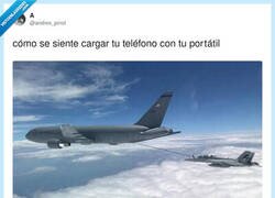 Enlace a Cargar el móvil con el portátil: tú perdiendo un 30% de batería para que él suba un 2%, por @andres_pinot