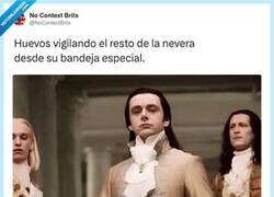 Enlace a Los huevos en su huevera VIP mirando al yogur caducado como: “pobre, va suelto”, por @NoContextBrits