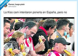 Enlace a En España la Kiss Cam dura lo que tarda en llegar el bocata, por @Ilovepisto