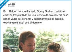 Enlace a Esa mujer esconde algo, por @Indie5051