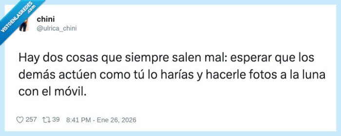 1713077 - La luna en mi cabeza: cine. La luna en mi cámara: una farola borracha, por @ulrica_chini