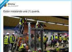 Enlace a 25 tíos para poner una puerta y yo ni para colgar un cuadro sin pedir ayuda, por @a_ethelingESP