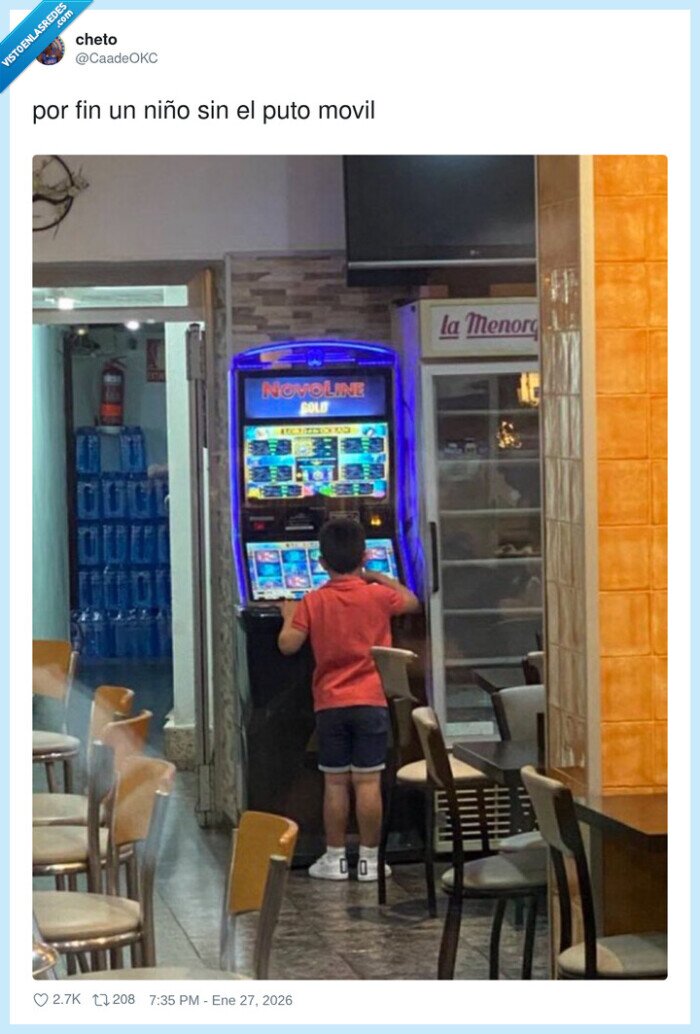ni&ntilde;o,maquina-juego,sin-movil,restaurante,diversi&oacute;n