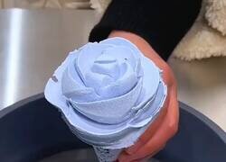Enlace a Yo queriendo un helado normal y el heladero haciéndome una rosa como si fuese la boda de mi prima, por @MsCiencia2