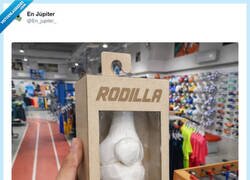 Enlace a Cuando cumples 30 y ya vienes con la rodilla en modo “repuesto original”, por @En_jupiter_