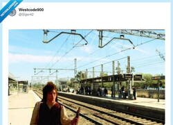 Enlace a Renfe: “retraso de 5 minutos” // Yo ya he envejecido un siglo en el andén, por @Siger42