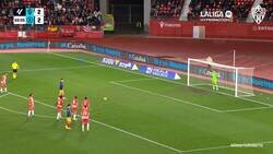 Enlace a Me estoy meando con el timing perfecto de las vallas de detrás