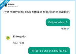 Enlace a Mi novio mandando flores y el rider intentando llevarse también el puesto, por @hellokttyg1rl