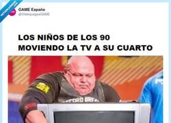 Enlace a Cuando tu madre decía “esa tele no se mueve” y tú ya ibas por el pasillo con ella a pulso, por @VideojuegosGAME