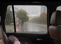 Enlace a La carrera de gotas de agua en la ventanilla del coche, por @yisucrist