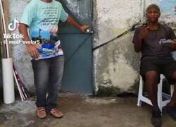 Enlace a Estoy dando volteretas: Los turistas esperan más de dos horas en fila para esta tontería en Brasil