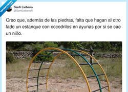 Enlace a El parque infantil versión Mad Max: si sobrevives, ya sabes trepar, por @SantiLiebanaR