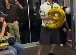 Enlace a Este tío va puestísimo y la lía extremadamente en el cumpleaños del crío