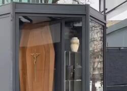 Enlace a Vending de barrio: café, snacks y por si acaso… un ataúd, por @jcarlos2001