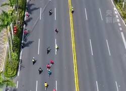 Enlace a Lo de los chinos es otro nivel, incluso en maratones, para no interrumpir el tráfico, por @HumanosRaw