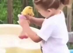 Enlace a Yo pidiendo una niña tranquila y la vida: toma, una que viene con modo psicópata activado, por @anonimo_jones