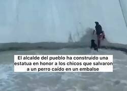 Enlace a Alcalde erige una estatua en honor a unos chavales que hicieron una cadena para salvar a un perro de un emblase