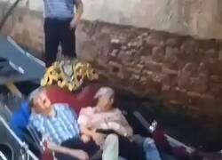 Enlace a Estoy dudando si los de la góndola están dormidos o muertos