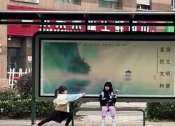 Enlace a Yo llegando a primera con el examen y el cuerpo todavía en modo “repaso de último minuto”, por @unchinodechina