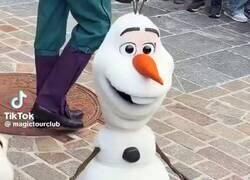 Enlace a El animatrónico de Olaf en Disneyland ha muerto brutalmente, por @CartoonsOTMoon