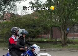 Enlace a Cuando te toca dar clase de Educación Vial y el temario es “sujétate fuerte y reza”, por @chiquimafia__