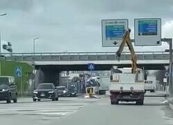 Enlace a Yo intentando encajar en planes que claramente no son para mí, por @BrutalPulse