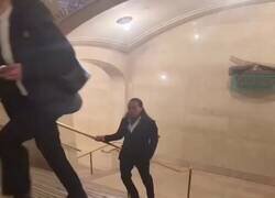 Enlace a Yo escuchando “todo el mundo opina lo mismo” y bajando solo para llevar la contraria, por @anonimo_jones