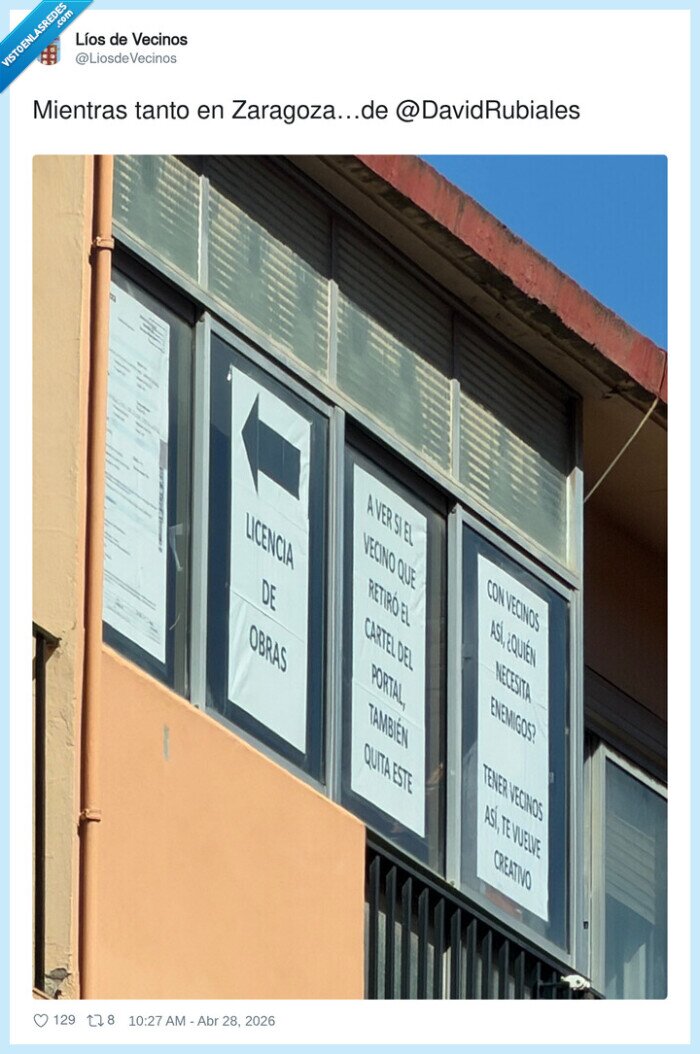 vecinos,comunidad,carteles,portal,Zaragoza