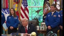 Enlace a Los astronautas de Artemis II intercambian miradas cuando Trump dice 