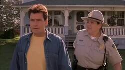 Enlace a En Scary Movie 3, estrenada en 2003, el sombrero del sheriff no deja de crecer en cada plano 