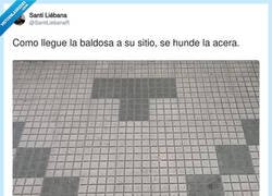 Enlace a No lo pises, que como encaje la pieza se hunde media acera, por @SantiLiebanaR