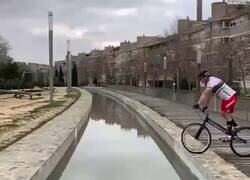 Enlace a El caso es ir por donde sea menos por el carril bici