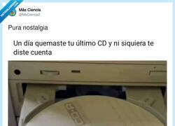 Enlace a El momento exacto en el que pasaste de grabar CDs a grabar traumas, por @MsCiencia2