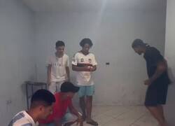 Enlace a El tío montando un Fortnite casero con una pelota y un mechero, por @MundoDespectivo