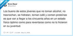 Enlace a Mientras tanto, nosotros a los 50 años: cirrósis, calvicie y una rodilla que suena a bolsa de patatas, por @bauerbrun