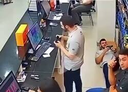 Enlace a Pusieron cámaras en la oficina y de repente todos trabajando… en su coartada, por @inkwakuzi_